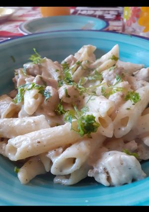 Una foto de Tallarines con pollo y salsa blanca