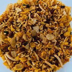 Mamra pava chevro (rice crisp and pressed rice mix) A picture of Mamra pava chevro (rice crisp and pressed rice mix).