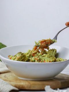 Une photo de Fusilli crémeuse brocolis et sɑumon