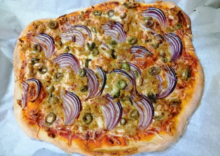 Pizza de cebolla y atún
