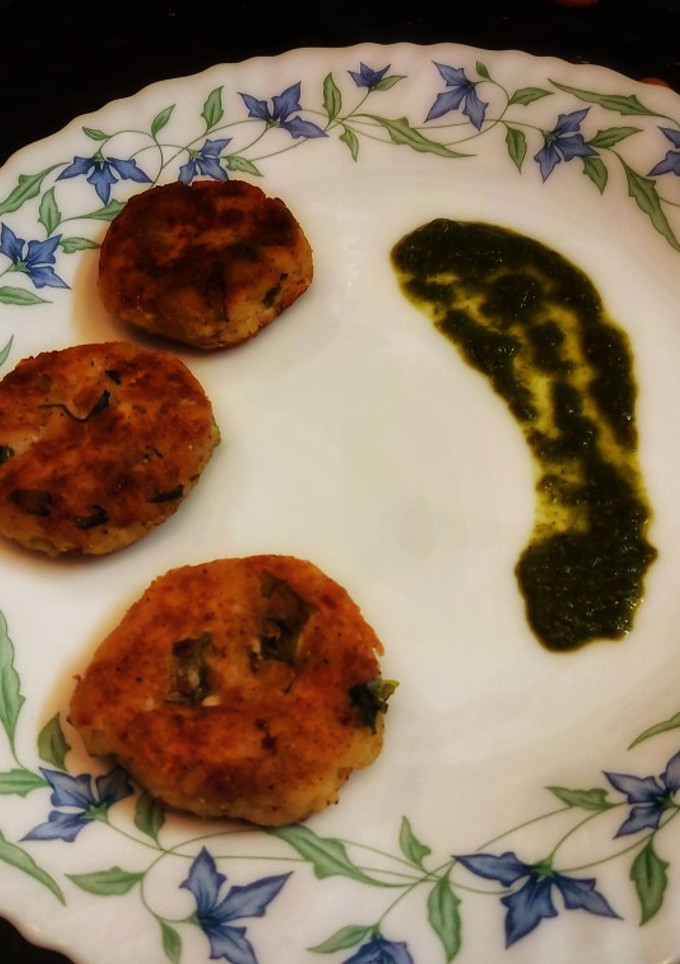 आलू पनीर की टिक्की(aloo paneer ki tikki recipe in hindi) रेसिपी मुख्य फोटो