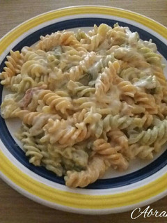 Una foto de Pasta con nata, pollo, bacon y verduras