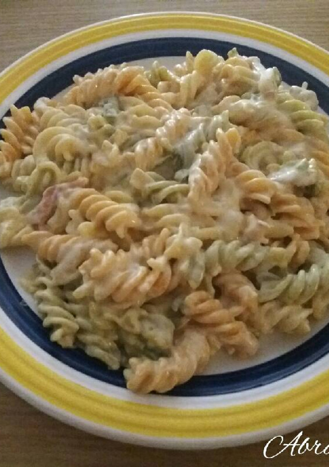 Una foto de Pasta con nata, pollo, bacon y verduras