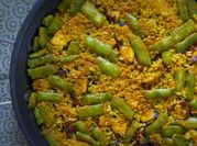 Una foto de arroz y judías verdes