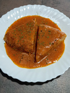 Una foto de Tortilla de patatas con cebolla en salsa