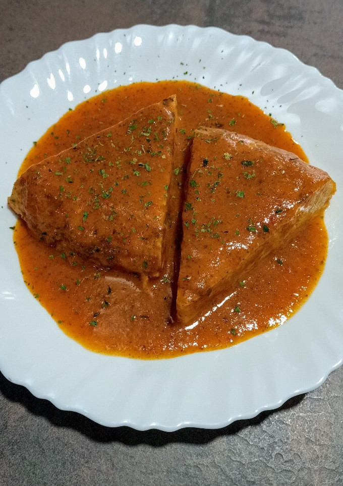 Una foto de Tortilla de patatas con cebolla en salsa