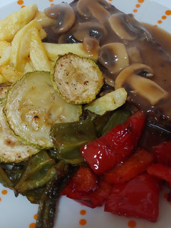 Una foto de Entrecotte Salsa espanyola amb verdures planxa i patates