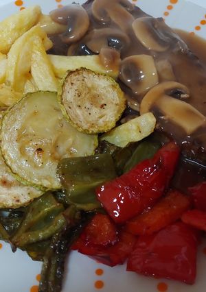 Una foto de Entrecotte Salsa espanyola amb verdures planxa i patates