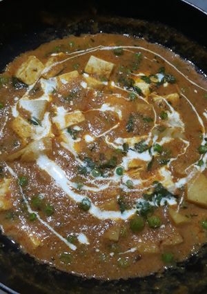 A picture of Aloo matar paneer.