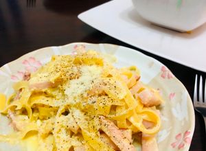 Una foto de Pasta con salsa Carbonara el artesano del carbón de leña Japonés CARBONARA🇮🇹🇺🇾🇯🇵炭焼き職人風パスタ・カルボナーラ
