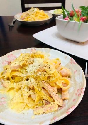 Una foto de Pasta con salsa Carbonara el artesano del carbón de leña Japonés CARBONARA🇮🇹🇺🇾🇯🇵炭焼き職人風パスタ・カルボナーラ