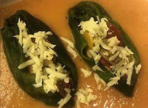 Una foto de Chiles poblanos rellenos de champignons ©