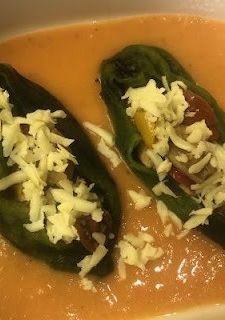 Una foto de CHILES POBLANOS RELLENOS DE CHAMPIGNONS ©
