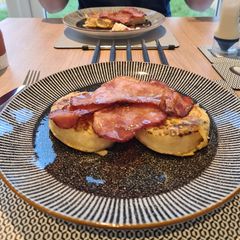 A picture of Eggy Crumpets, Bacon & Maple Syrup.