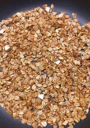 Hình của món Granola ăn sáng cực đơn giản.