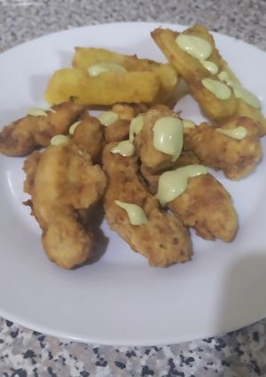 Una foto de Chicharrón de pescado con yuca frita