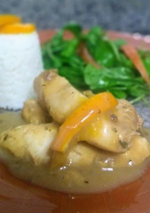 Una foto de Pollo marinado con timbal de arroz y ensalada.👩🏼🍳😀