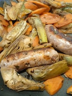 Una foto de Longanizas con verduras al vino