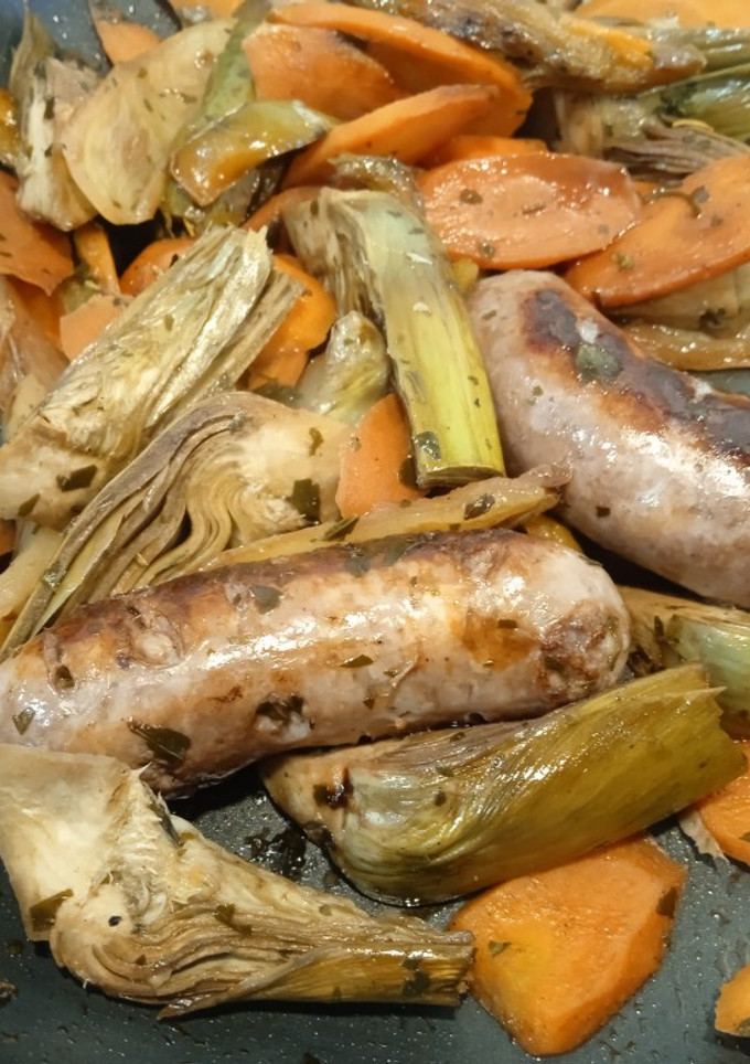 Una foto de Longanizas con verduras al vino