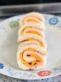 Rollitos de pan de molde con jamón y queso