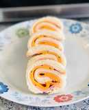 Rollitos de pan de molde con jamón y queso