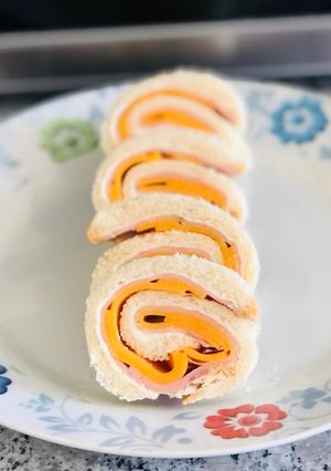 Una foto de Rollitos de pan de molde con jamón y queso