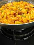 Wok de gnocchi con tomate y pulpo