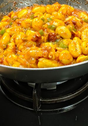 Una foto de Wok de gnocchi con tomate y pulpo