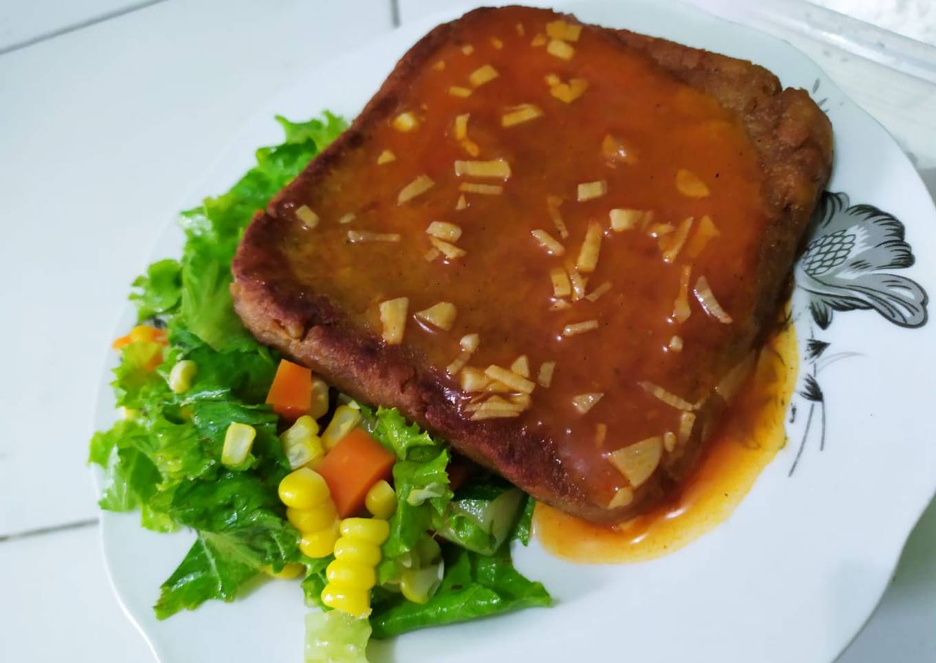 Steak tempe dan salad sayur