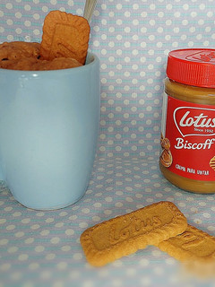 Una foto de Lotus Mug Cake vegano