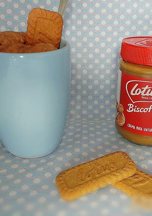 Una foto de Lotus Mug Cake vegano