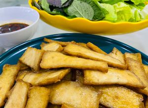 Hình của món Món chay dễ làm 🌱🍃: Đậu Hủ Um Chao - cuốn rau sống bánh tráng.