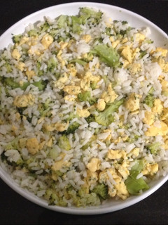 Una foto de Arroz con brócoli y tortilla/revuelto de ajo polvo y perejil