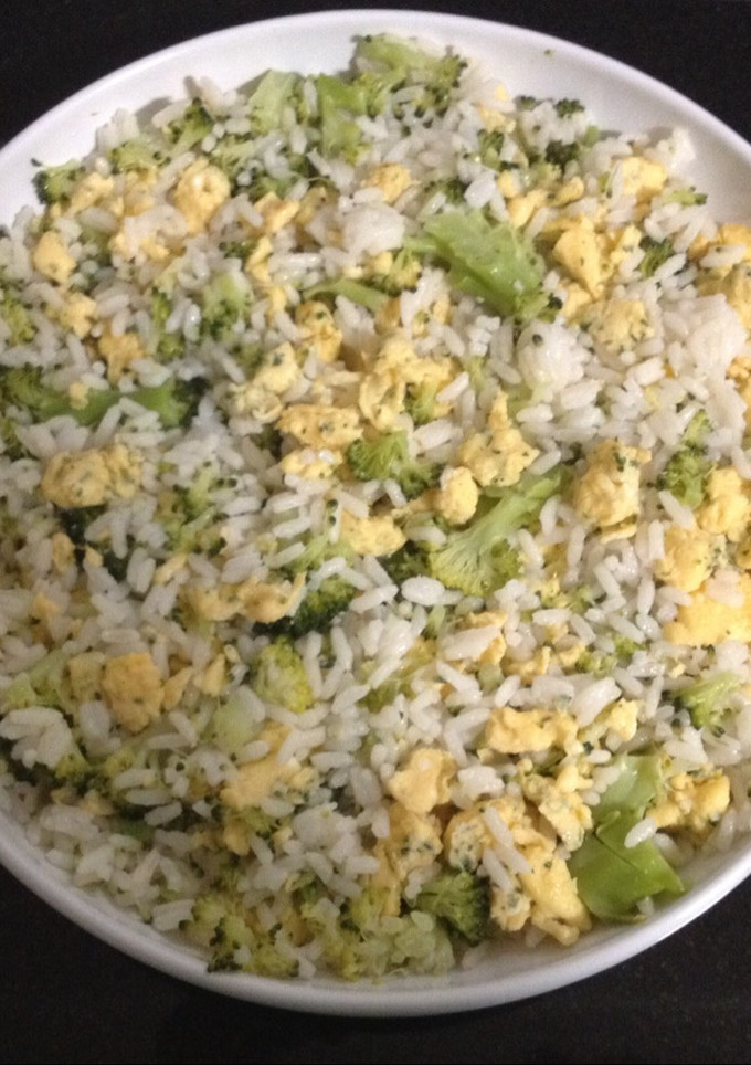 Una foto de Arroz con brócoli y tortilla/revuelto de ajo polvo y perejil