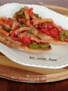 Una foto de Tostas de pimientos y bacon