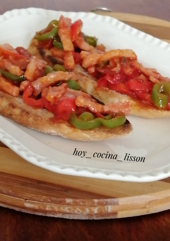 Una foto de Tostas de pimientos y bacon