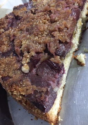 Una foto de Torta invertida de ciruelas