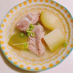 A picture of Pork ribs soup with white gourd 清爽冬瓜排骨汤.
