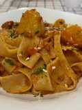 Pappardelle al Ragù di Salsiccia Fresca, Patate, Pomodorini Freschi e Passata di Pomodoro