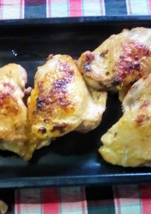 Una foto de Muslos de pollo con aderezo 🐥(⁠´⁠ε⁠｀⁠ ⁠)