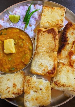पाव भाजी (Pav Bhaji Recipe in Hindi) रेसिपी मुख्य फोटो