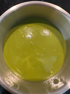 Una foto de Crema de espárragos verdes con espinacas