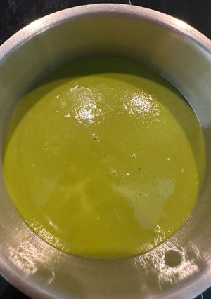 Una foto de Crema de espárragos verdes con espinacas