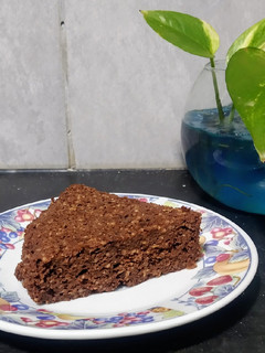 Una foto de Brownie de manzana y cacao amargo