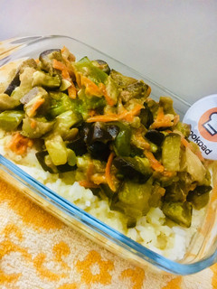 Una foto de REVUELTO DE 🍲VERDURAS🍲SOBRE COLCHÓN DE 🌾ARROZ🍚 🧄🧅🍆🥕