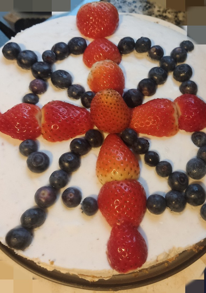 Una foto de Pastel nata y frutos rojos