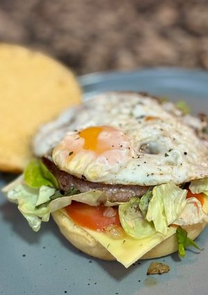 Una foto de Hamburguesa casera con huevo y verduras