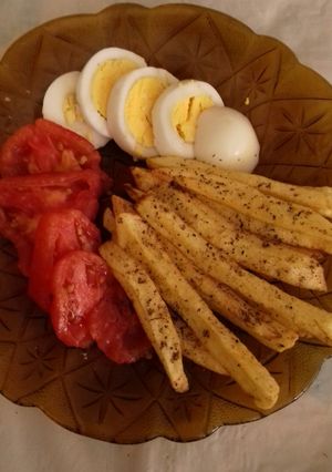 عکسی از دستور تخم‌مرغ آبپز با مخلّــ🍟🍅ــفات🍴