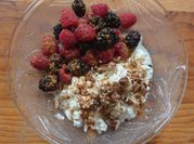 Una foto de queso cottage y fruta