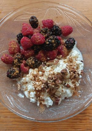 Una foto de Queso Cottage con frutos rojos